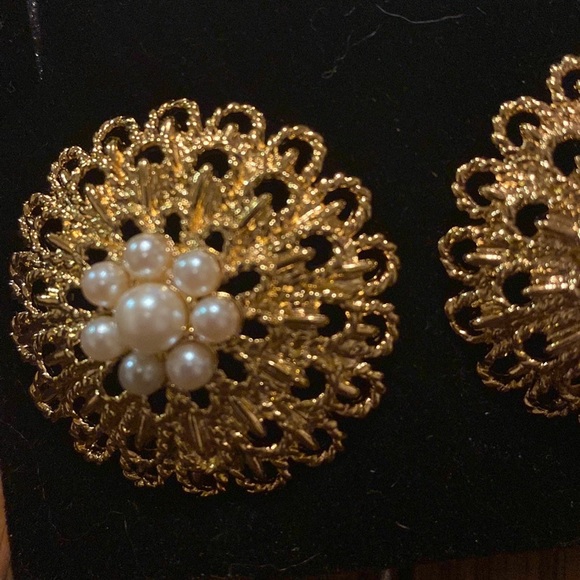 Avon Gold Tone and Pearl design Vintage Clip Earrings - Picture 2 of 4